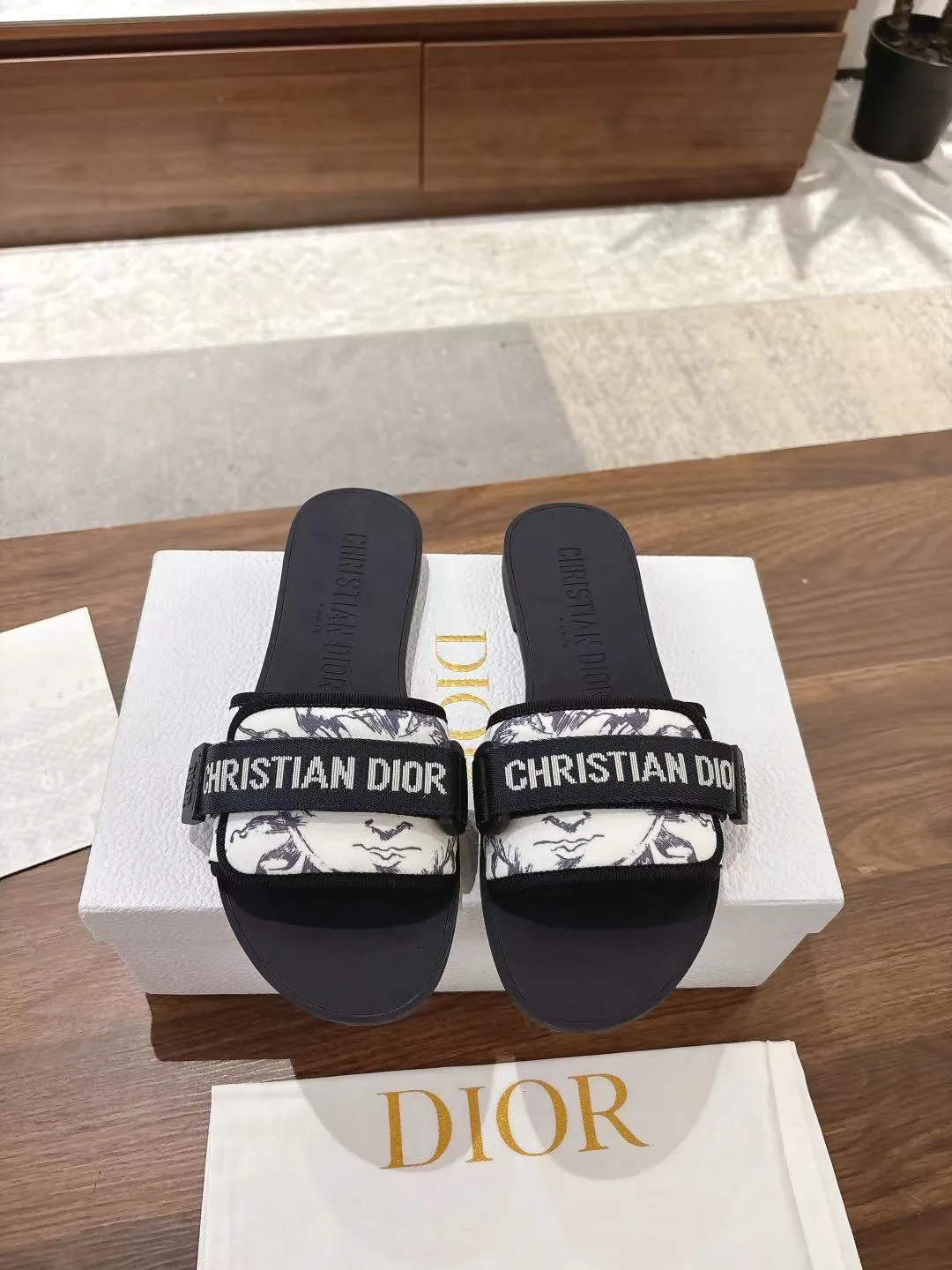 👟👟Ex-factory price 380👟👟 Dior D’s latest series of Velcro buckle sandals and slippers in new colors! Perfect reproduction of the original version, the most popular color matching fabric, super layered ▪️Original molded high-end TPU outsole (not ordinary rubber) ▪️Very comfortable and easy to walk. All upper materials are custom-made from the original ▪️3D electric embroidered three-dimensional cloth surface, very versatile, a must-have for lazy people in summer ▪️Number of yards: 35-41